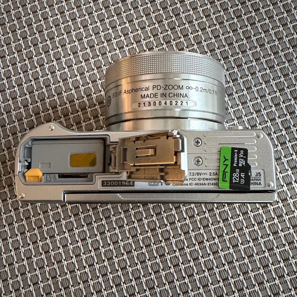 Nikon Silver Digital Camera with Lens - Picture 4 of 12